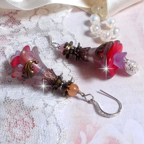 Boucles d’oreilles mystères d’antan montées avec fleurs résines, breloques gouttes, quartz rose et crochets argent 925