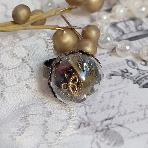 Bague clochy montée avec breloques métal, cabochons cristal swarovski et perles résine