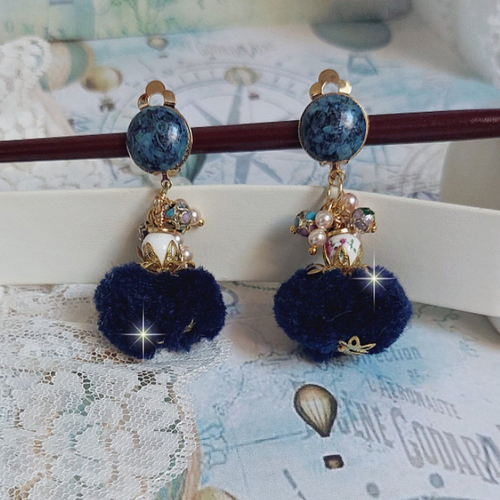 Boucles d’oreilles petites douceurs montées avec pompons ronds, cabochons verres et perles cristal swarovski