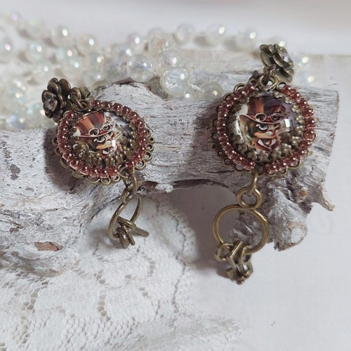 Boucles d’oreilles chata montées avec breloques clés, strass, cabochons loupes et perles cristal swarovski
