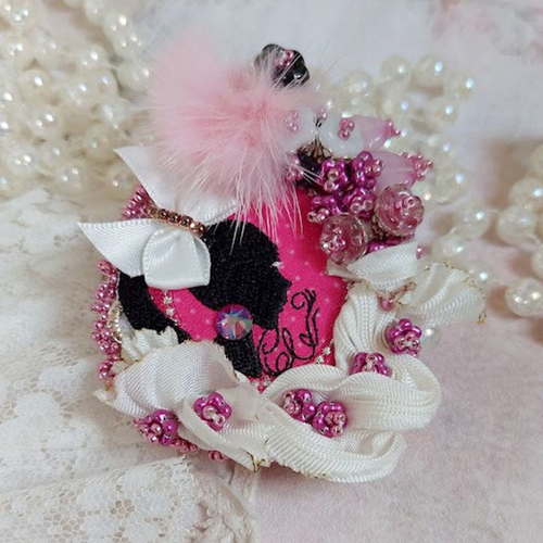 Pendentif pink brodé avec ruban de soie, fleurs cloches en verre, rocailles, écusson et pompons fourrure vison