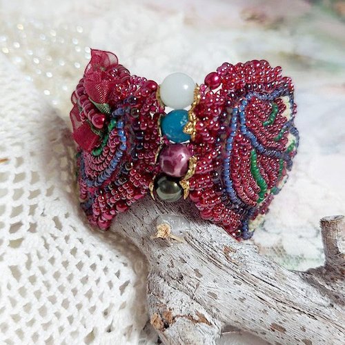 Bracelet enchantement d’automne manchette brodé avec perles et rocailles verres, dentelles organdi et perles cristal swarovski