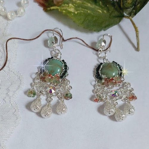 Boucles d’oreilles blush light green montées avec cabochons résines, estampes, breloques, perles cristal swarovski