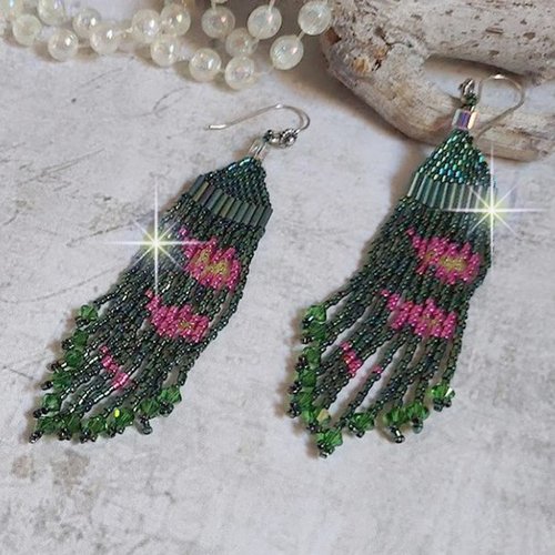 Boucles d’oreilles evasion montées avec rocailles verres, tubes, perles cristal swarovski et crochets d’oreilles argent 925