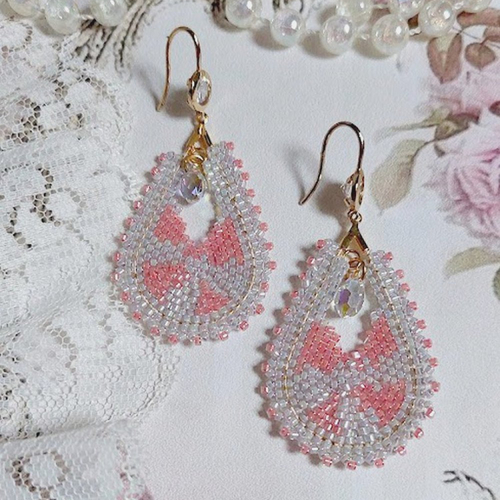 Boucles d’oreilles florentine lavande montées avec rocailles en verre, perles cristal swarovski et crochets laiton