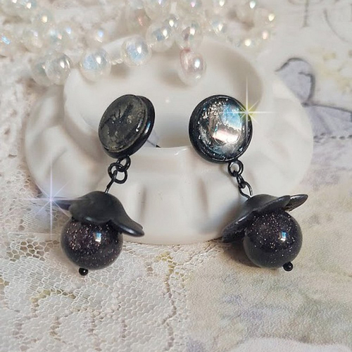 Boucles d’oreilles pépites montées avec fleurs frostesd, perles verres, cabochons ronds résines et puces en métal