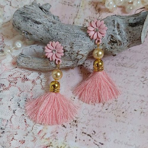 Boucles d’oreilles baby pink montées avec pompons, coquilles, perles rondes nacrées cristal swarovski et puces marguerites