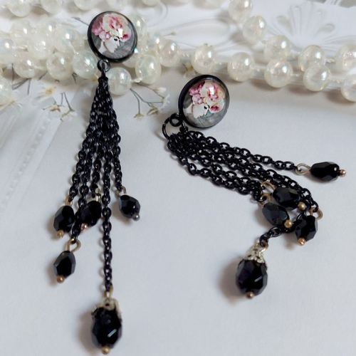 Boucles d’oreilles ode rose et noire créées avec poires facettées, cabochons verres, puces et chaîne métal