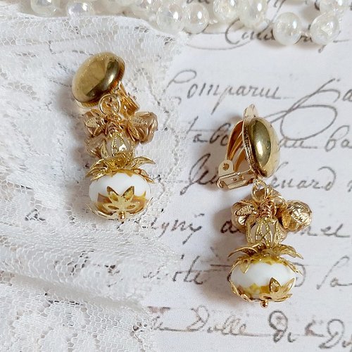 Boucles d’oreilles lumière opale white créées avec perles verres, perles de gemme et clips en laiton doré