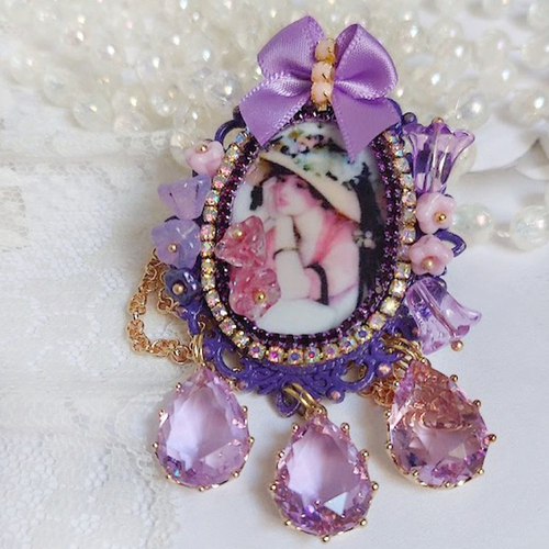 Pendentif petit bonheur créé avec breloques poires, fleurs verres, nœud satin et cristal swarovski