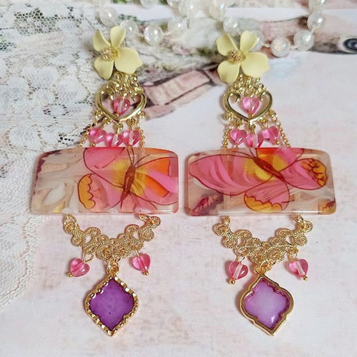 Boucles d’oreilles soie de rêves créées avec perles acryliques, intercalaires demi-lune, pendentifs époxy et puces métal