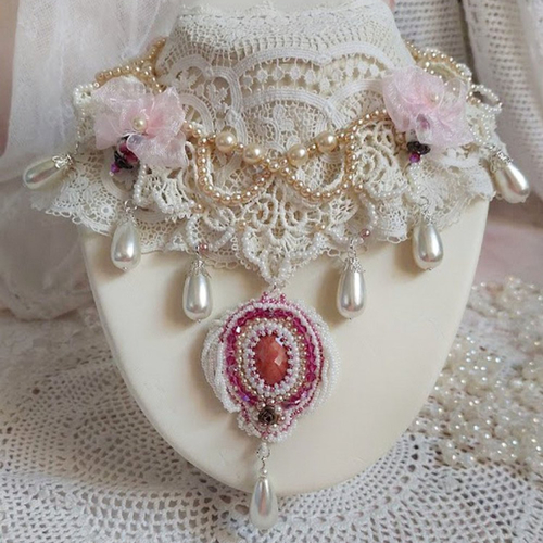 Collier traverser le temps brodé avec perles résines, rocailles verres, dentelle, argent 925 et perles cristal swarovski