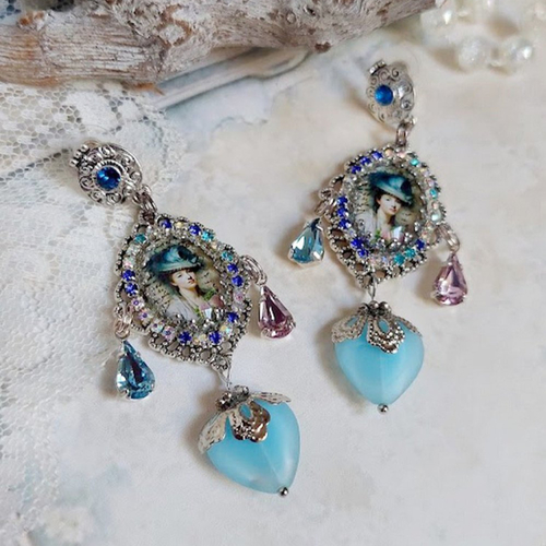 Boucles d’oreilles infiniment bleuté créées avec cabochons verres, perles facettées et perles cristal swarovski.