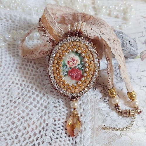 Pendentif reflets de rosée brodé avec cabochon résine, dentelle ancienne, chatons, gouttes crystal, perles verres et rocailles