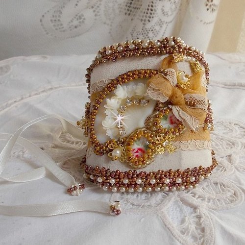 Bracelet reflets de rosée manchette brodé avec cabochons ovales résines, rocailles, perles verres, cuir et dentelle ancienne