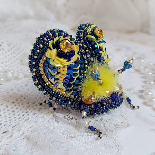 Broche cara royal soleil, brodée avec perles d’eau douce, sequins, verre, strass et cristaux de swarovski
