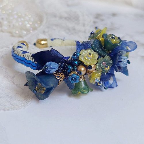 Bracelet cara royal soleil brodé avec dentelle, sequins, fleurs peintes à la main, rondes et perles cristal swarovski