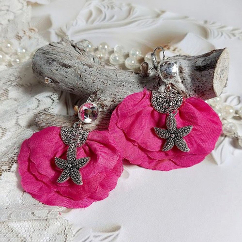 Boucles d’oreilles charming fuchsia créées avec perles swarovski, pétales de roses en tissu et dormeuses laitons