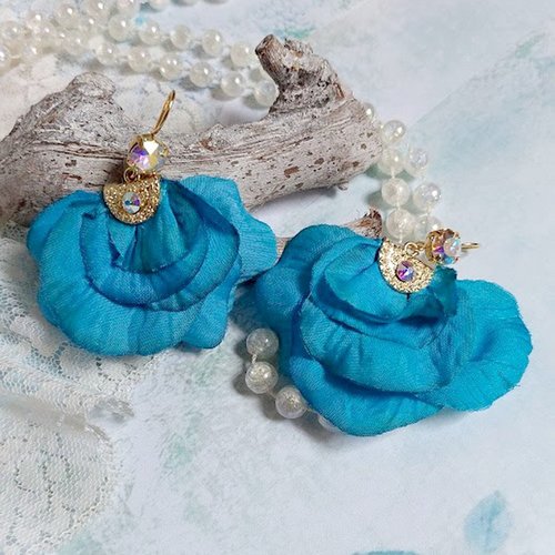 Boucles d’oreilles charming blue créées avec pétales de rose tissu, embouts demi-lunes et perles cristal swarovski