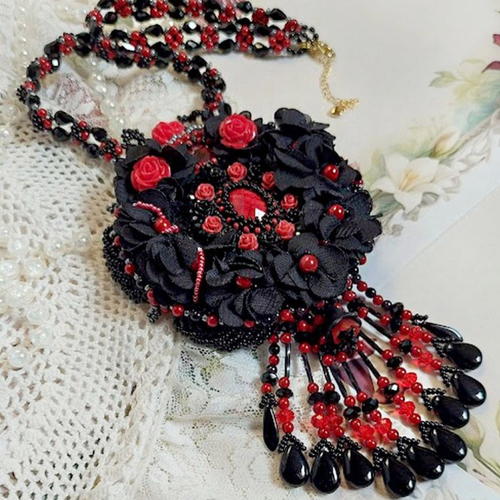 Collier midnight in paris brodé avec roses et cabochon en résine, rondes magiques, ruban fleurs et perles cristal swarovski