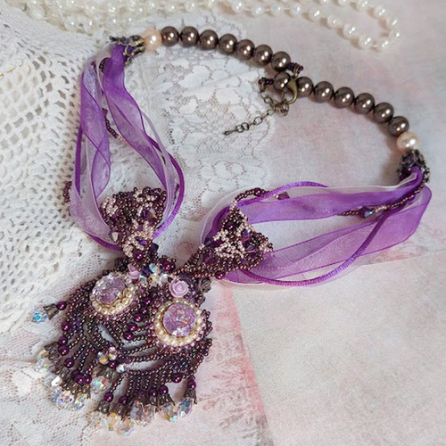 Collier violine avec cabochons résines, rubans organza, rondes nacrées, rocailles en verre et perles cristal swarovski
