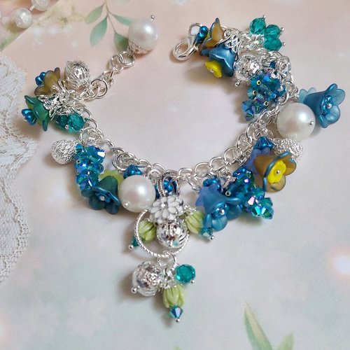 Bracelet regard scintillant avec fleurs frosted, clochettes verres, rondes résines, breloques et perles cristal swarovski