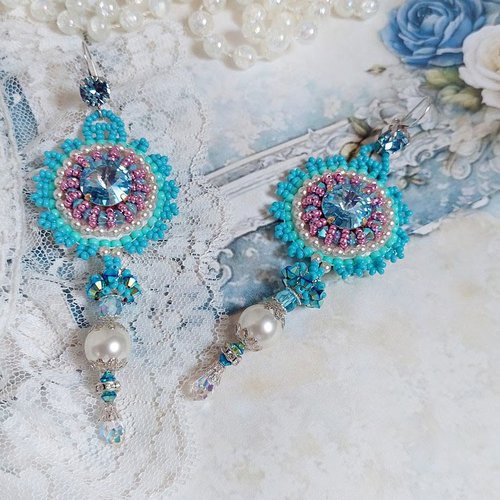 Boucles d’oreilles beauty alicia blue brodées avec rocailles, perles cristal swarovski et crochets en argent 925