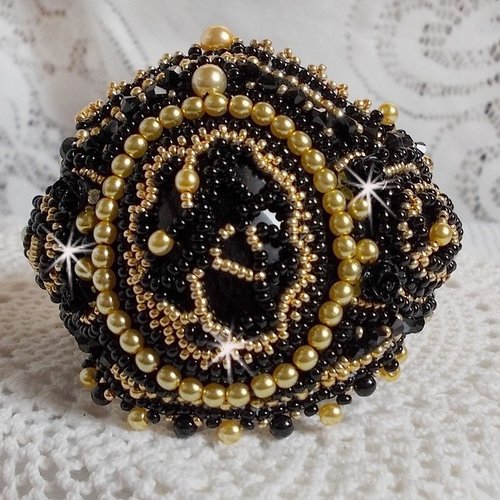 Bracelet cléopâtra manchette haut-couture brodé avec un onyx noir, cristaux de swarovski et rocailles verres