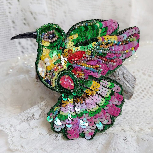 Broche colibri hibiscus brodée avec sequins, perles verres et perles cristal swarovski