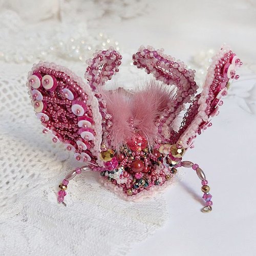 Broche scarabée peony pink brodée avec rocailles, perles cristal swarovski, dentelle, perles verres, broche laiton