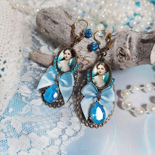 Boucles d’oreilles aily créées avec cabochons loupes, nœud satin, strass, perles cristal swarovski, dormeuses laiton