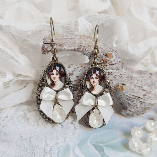 Boucles d’oreilles charme shabby chic créées avec perles cristal swarovski, cabochons loupes, strass, crochets laitons