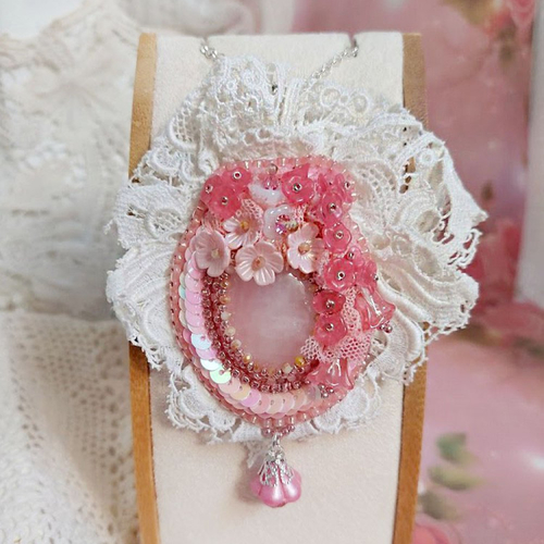 Pendentif cœur de quartz brodé avec cabochon quartz, sequins, fleurs verres, dentelle et perles cristal swarovski