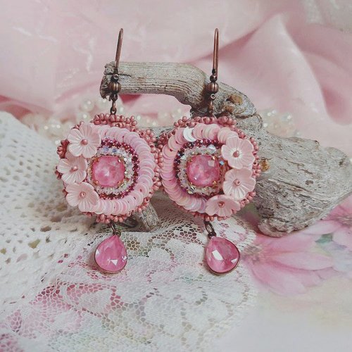 Boucles d’oreilles dahlia brodées avec sequins, fleurs acryliques, rocailles verres et perles cristal swarovski