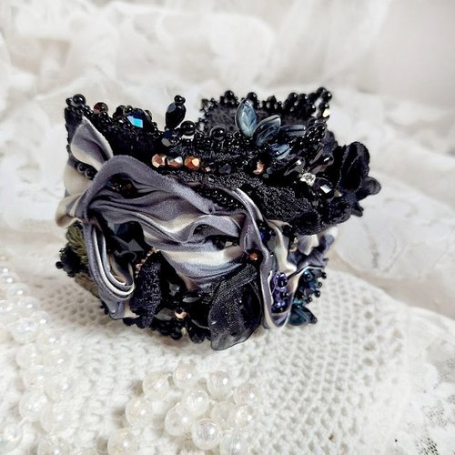 Bracelet souvenir de bal manchette brodé avec perles verres, ruban soie, dentelle, fleurs, argent 925 et perles cristal