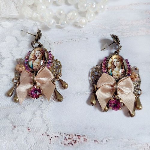 Boucles d’oreilles reine roses créées avec cabochon verre, nœud satin, strass, clochettes et perles cristal swarovski