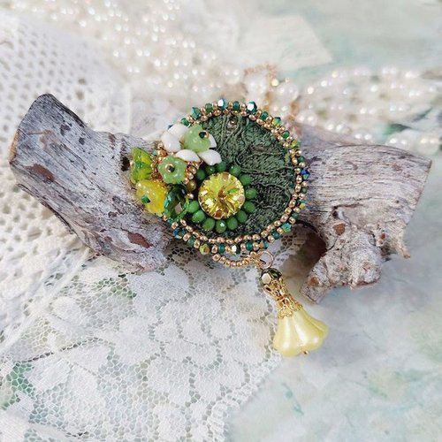 Pendentif espoir brodé avec perles verres, rocailles, dentelle, bélière argent 925, anneau et perles cristal swarovski