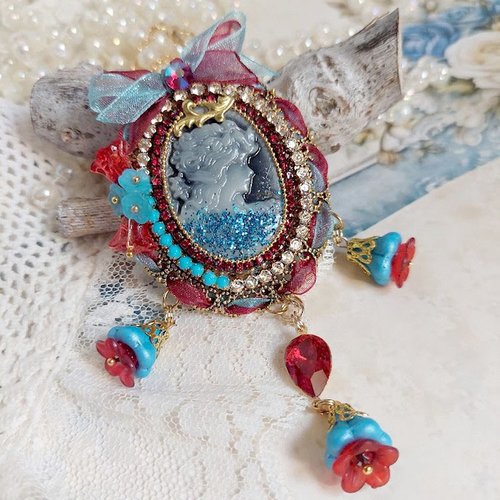 Pendentif-broche scarlet monté avec cabochon résine, rubans, breloques et perles cristal swarovski