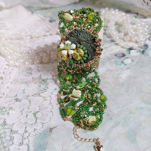 Bracelet espoir brodé avec rocailles, rondes facettées, clochettes, bourgeons et perles cristal swarovski