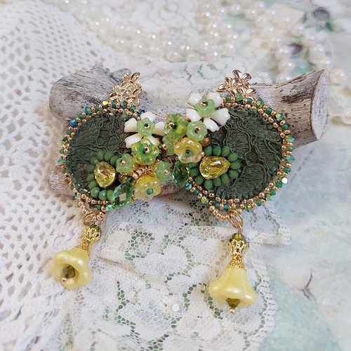 Boucles d’oreilles espoir brodées avec fleurs et rondes aplaties verres, dentelle, perles cristal swarovski