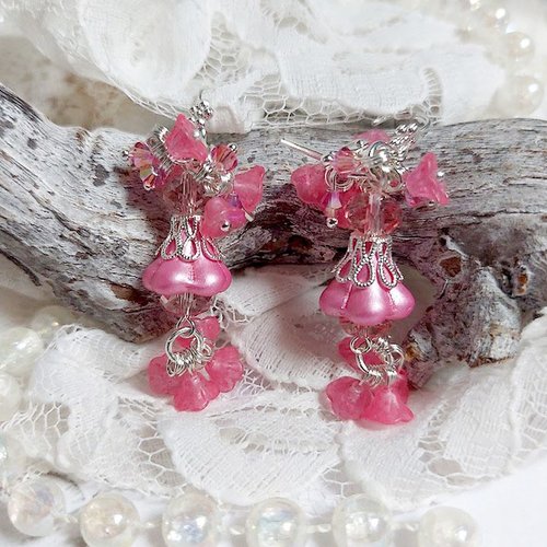 Boucles d’oreilles cœur de quartz créées avec fleurs et perles, dormeuses laitons, perles cristal swarovski
