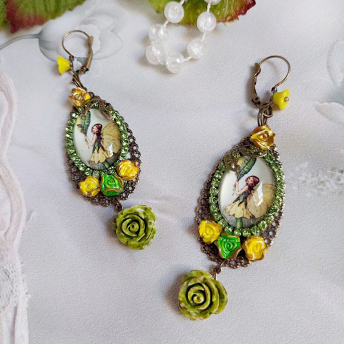 Boucles d’oreilles fée papillon montées avec cabochons ovales verres, strass, fleurs polymères et dormeuses laiton