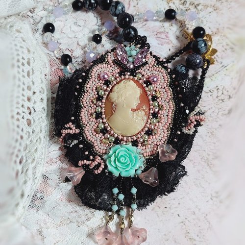 Collier plastron marquise brodé avec cabochon résine, dentelle, rondes nacrées, perles cristal swarovski et fermoir métal