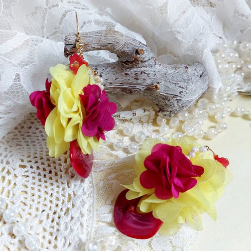 Boucles d’oreilles secrets de la provence créées avec fleurs mousseline soie, perles verres et cristal swarovski