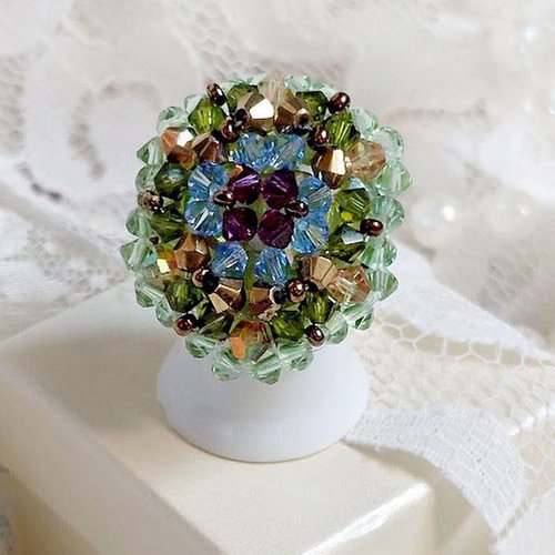 Bague corolle créée avec facettes de bohème, rocailles verres et perles cristal de swarovski