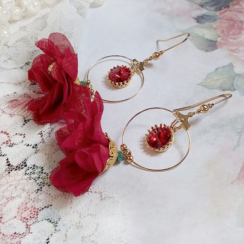 Boucles d’oreilles symphonie de rouge créées avec créoles, fleurs mousseline et perles cristal swarovski