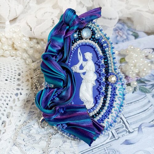 Pendentif corne d’abondance brodé avec cabochon porcelaine, soie, sequins, rocailles et perles cristal swarovski