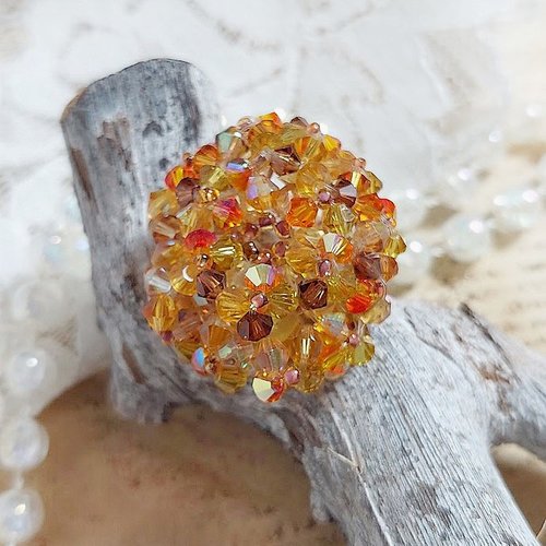 Bague tournesol créée avec rocailles, toupies cristal swarovski et facettes de bohème en verre