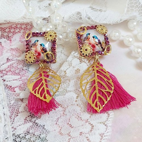 Boucles d’oreilles chants d’oiseaux créées avec cabochons verres, pompons, chaîne strass verre et clips laiton