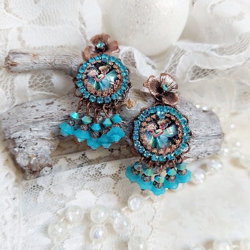 Boucles d'oreilles monde des fées créées avec cabochon verre, estampes laiton et perles cristal swarovski